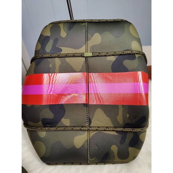 Social Threads neoprene extra large camo tote bag with bonus cosmetic zippered p - Picture 4 of 5